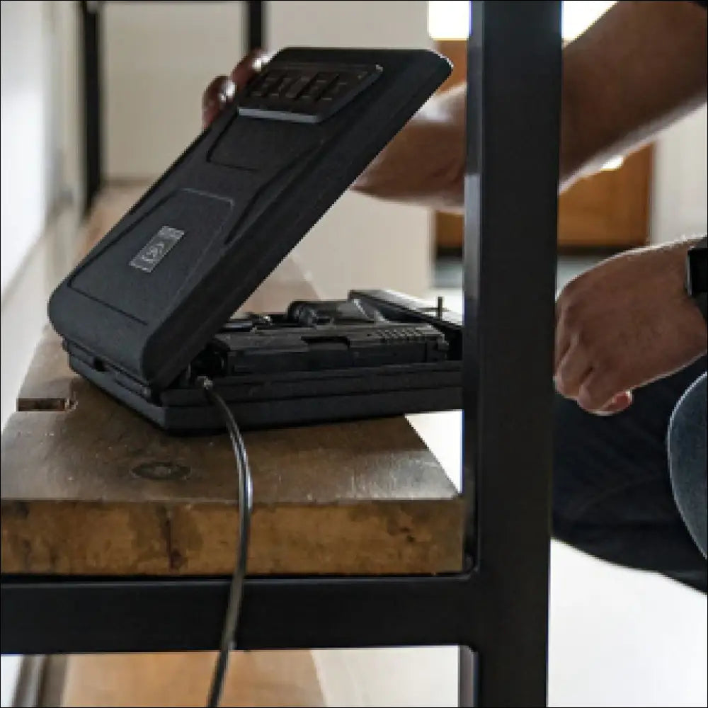 Schwarzer Barikade Series 1 Pistolen-Safe mit Tastatur und integriertem Micro-USB-Anschluss