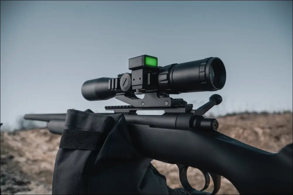 SG Pulse: Schwarzes Taktikgewehr mit Zielfernrohr, grünem Retikel und digitaler Wasserwaage