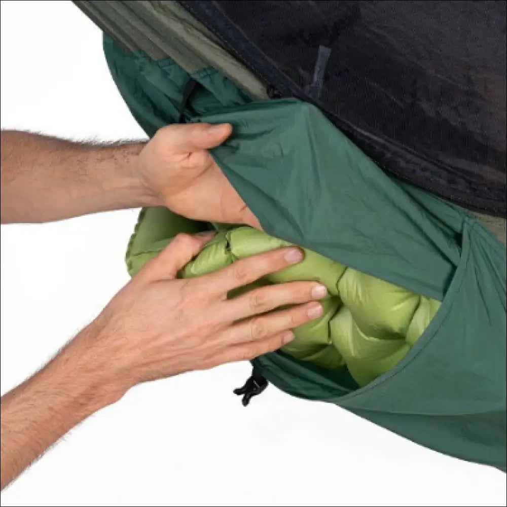Kompakte olivgrüne Mat Hängematte in passendem Sack für perfekte Liegeposition