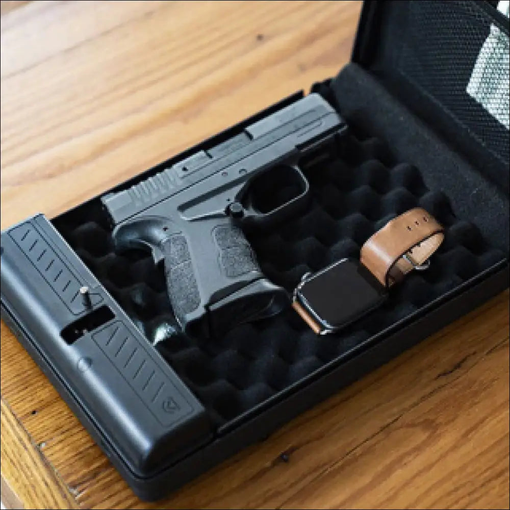 Schwarze Pistole und Apple Watch in Barikade Series 1 Safe mit integriertem Micro-USB-Anschluss