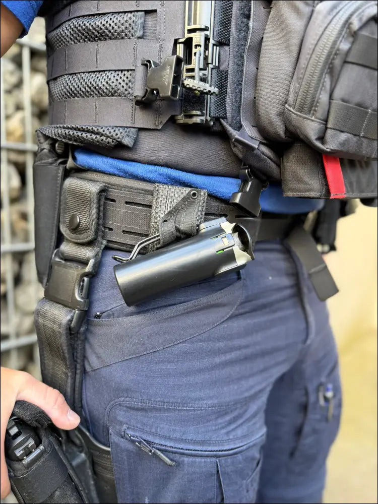 Schwarze taktische Taschenlampe am Gürtel mit platzsparendem Design