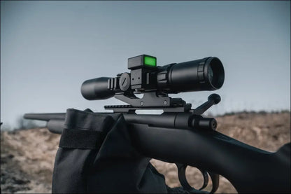 SG Pulse: Schwarzes Taktikgewehr mit Zielfernrohr, grünem Retikel und digitaler Wasserwaage
